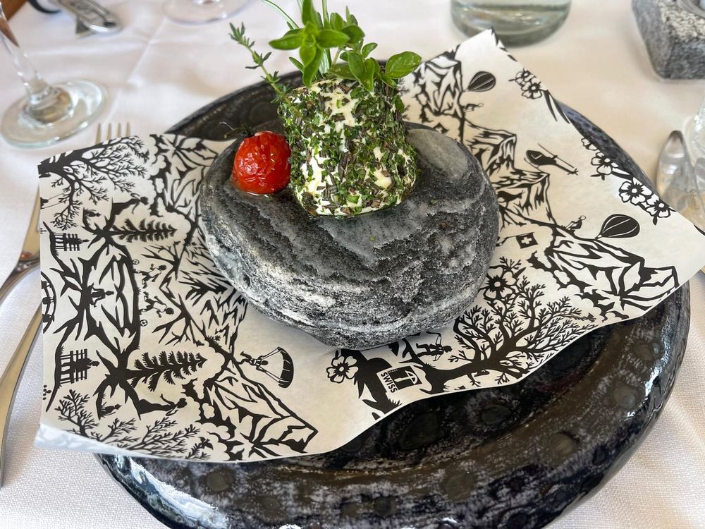 Kräuterbutter-Vorspeise auf Steinschale im Ristorante da capo
