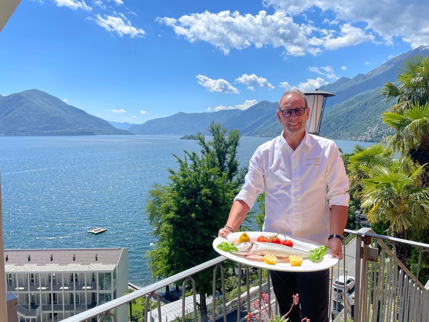 Küchenchef des Ristorante da capo präsentiert frischen Fisch auf der Seeterrasse mit Blick auf den Lago Maggiore