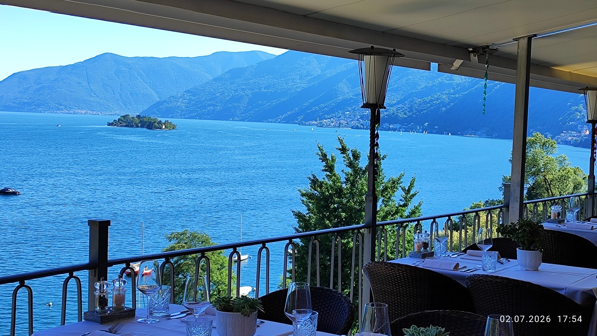Gedeckte Seeterrasse des Ristorante da capo mit Blick auf den Lago Maggiore und die Brissago-Inseln