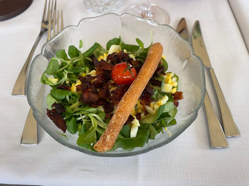 Salat mit Bacon, Ei und Grissini aus der Küche des Ristorante da capo